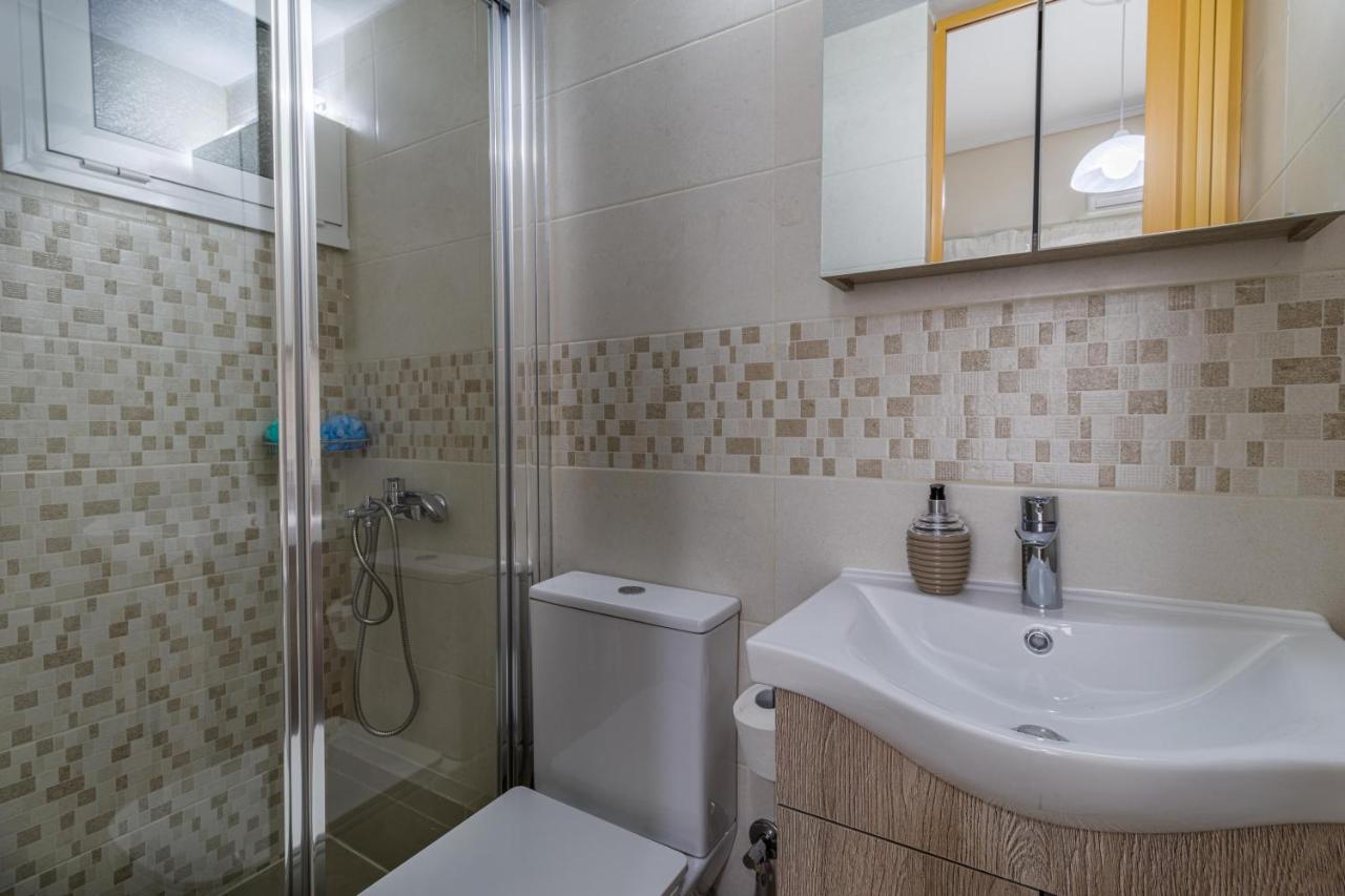 Couples Retreat, Fully Equipped Studio/ Loutraki Beach Apartment Exterior photo